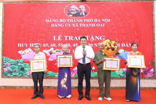 Thanh Oai: Trao Huy hiệu Đảng tặng các đảng viên lão thành