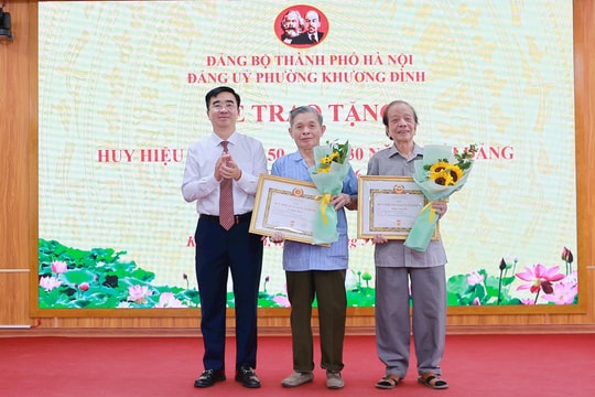 157 đảng viên phường Khương Đình vinh dự nhận Huy hiệu Đảng đợt 19-5