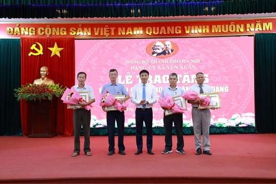 12 đảng viên xã Yên Xuân được trao tặng Huy hiệu Đảng đợt 19-5