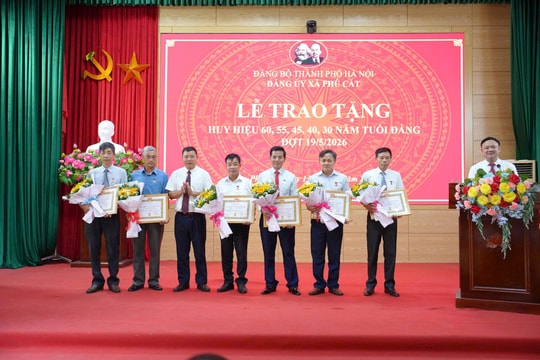 21 đảng viên Đảng bộ xã Phú Cát nhận Huy hiệu Đảng dịp 19-5
