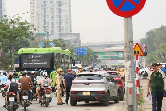 Hà Nội: Phạt nghiêm lỗi dừng đỗ sai quy định để kéo giảm ùn tắc giao thông