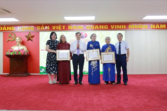 Đảng ủy phường Dương Nội trao Huy hiệu Đảng tặng 32 đảng viên