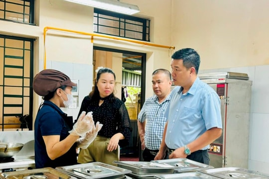 Kiểm tra đột xuất an toàn thực phẩm bếp ăn trường học tại xã Vật Lại