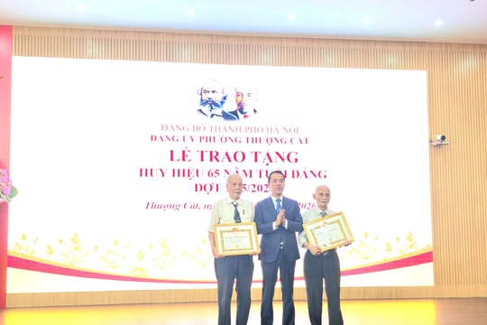 Phường Thượng Cát kỷ niệm 136 năm Ngày sinh Chủ tịch Hồ Chí Minh, trao huy hiệu Đảng cho 14 đảng viên