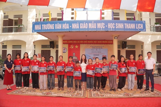 Trao tặng 100 suất học bổng tiếng Anh và sách cho học sinh hoàn cảnh khó khăn