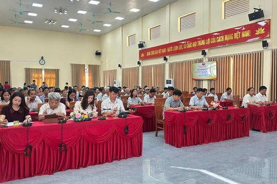 Xã Hồng Sơn: 39 đảng viên được trao tặng và truy tặng Huy hiệu Đảng