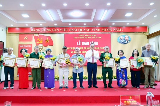 Phường Văn Miếu - Quốc Tử Giám trao Huy hiệu Đảng tặng các đảng viên lão thành