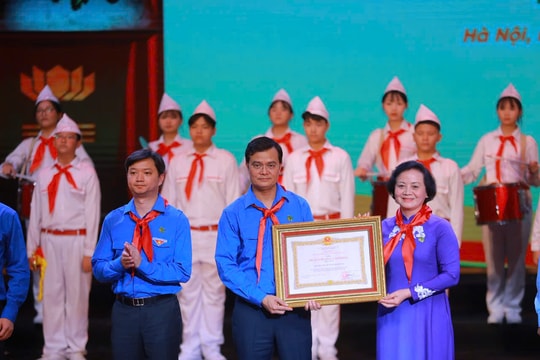 Đội TNTP Hồ Chí Minh đón nhận Huân chương Lao động hạng Nhất