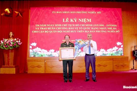 Phường Nghĩa Đô trao Huân chương Bảo vệ Tổ quốc tặng các cán bộ quân đội nghỉ hưu