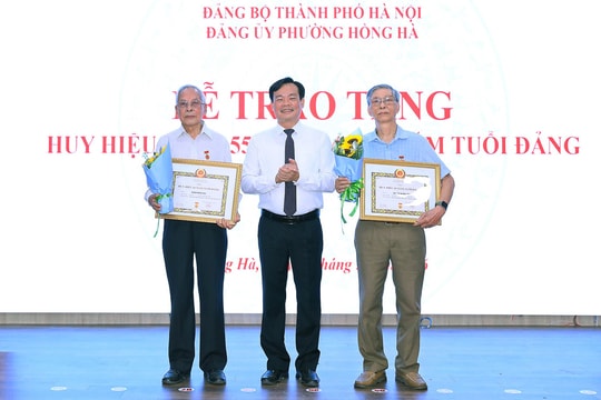 Đảng ủy phường Hồng Hà trao Huy hiệu Đảng tặng 138 đảng viên