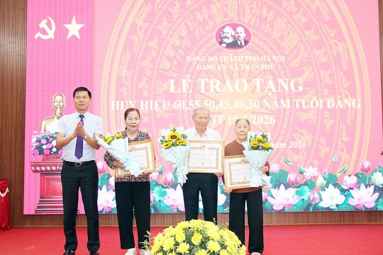 Xã Trần Phú trao Huy hiệu Đảng đợt 19-5 tặng 21 đảng viên
