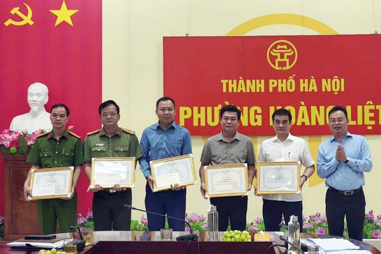 Khen thưởng tập thể, cá nhân bảo đảm an toàn giao thông đường sắt tại phường Hoàng Liệt
