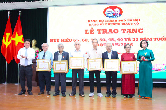 180 đảng viên phường Giảng Võ nhận Huy hiệu Đảng đợt 19-5