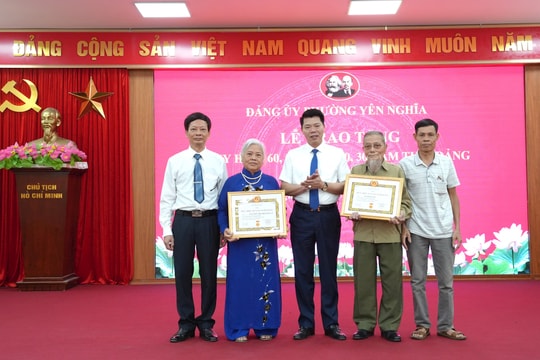 26 đảng viên phường Yên Nghĩa vinh dự nhận Huy hiệu Đảng đợt 19-5