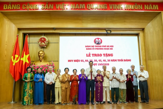 Đảng ủy phường Ngọc Hà trao tặng Huy hiệu Đảng đợt 19-5 cho 227 đảng viên