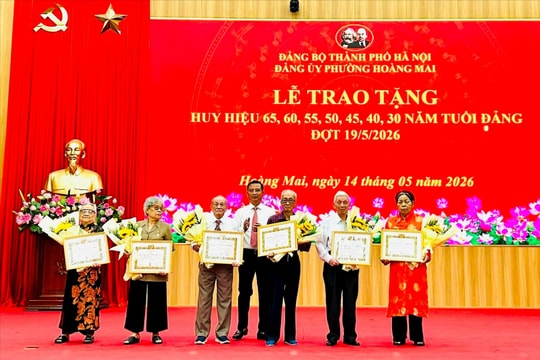 Đảng ủy phường Hoàng Mai trao Huy hiệu Đảng tặng 95 đảng viên đợt 19-5