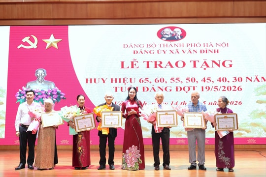 Xã Vân Đình trao tặng Huy hiệu Đảng đợt 19-5