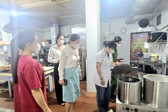 Phường Thượng Cát siết chặt kiểm tra, nâng cao hiệu quả “Tháng hành động vì An toàn thực phẩm”
