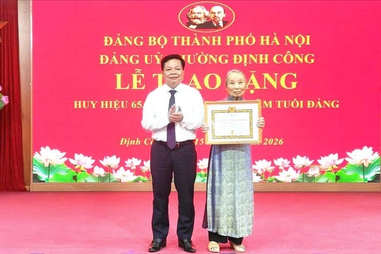 74 đảng viên phường Định Công vinh dự nhận Huy hiệu Đảng