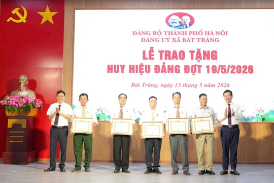 33 đảng viên xã Bát Tràng vinh dự nhận Huy hiệu Đảng đợt 19/5