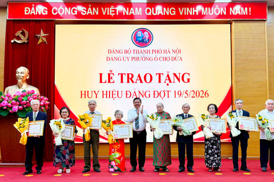 Phường Ô Chợ Dừa: 109 đảng viên nhận Huy hiệu Đảng đợt 19-5