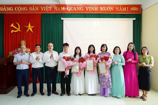 Xã Thường Tín tổ chức kết nạp Đảng quần chúng ưu tú là học sinh THPT