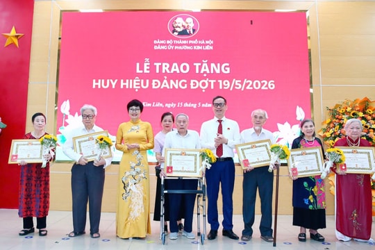 176 đảng viên phường Kim Liên vinh dự nhận Huy hiệu Đảng đợt 19-5