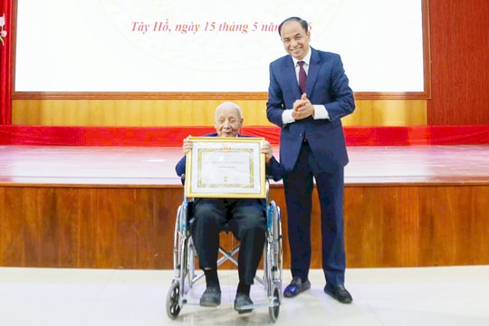 Đảng ủy phường Tây Hồ trao Huy hiệu Đảng tặng 168 đảng viên
