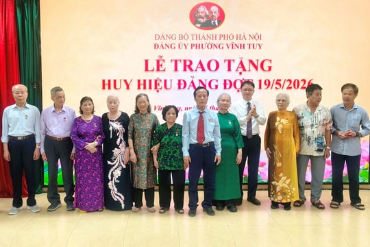 Đảng ủy phường Vĩnh Tuy trao Huy hiệu Đảng tặng 132 đảng viên