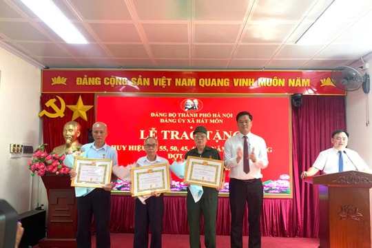 Xã Hát Môn trao Huy hiệu Đảng đợt 19-5 tặng 41 đảng viên