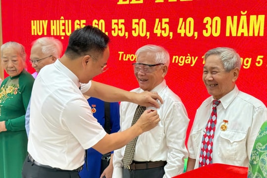 Phường Tương Mai trao Huy hiệu Đảng tặng 138 đảng viên