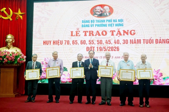 122 đảng viên phường Việt Hưng vinh dự nhận Huy hiệu Đảng dịp 19-5