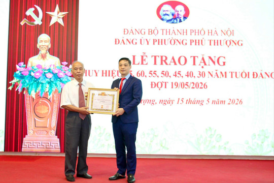 Đảng ủy phường Phú Thượng trao Huy hiệu Đảng tặng 42 đảng viên