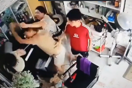 Đang làm rõ nam thanh niên đánh túi bụi người phụ nữ trong tiệm làm tóc
