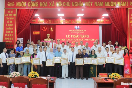 Đảng bộ xã Bình Minh trao Huy hiệu Đảng tặng 41 đảng viên tiêu biểu