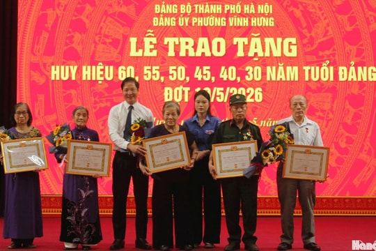 Phường Vĩnh Hưng trao Huy hiệu Đảng tặng các đảng viên lão thành