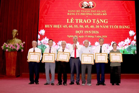 Phường Nghĩa Đô trao Huy hiệu Đảng tặng 238 đảng viên