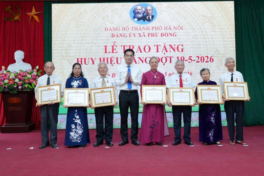 Xã Phù Đổng: Trao Huy hiệu Đảng tặng 60 đảng viên đợt 19-5