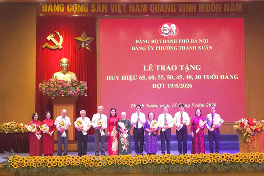 Phường Thanh Xuân trao Huy hiệu Đảng tặng 173 đảng viên