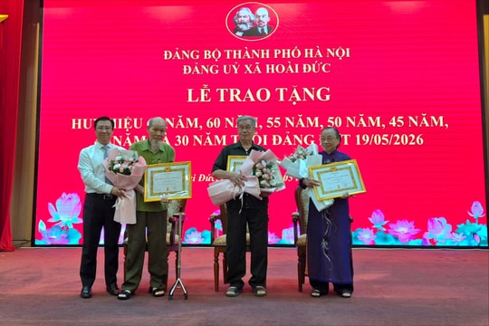 Những tấm Huy hiệu Đảng thắp sáng truyền thống cách mạng ở Hoài Đức
