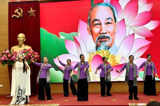 Phụ nữ Thủ đô gửi lời ca dâng Bác