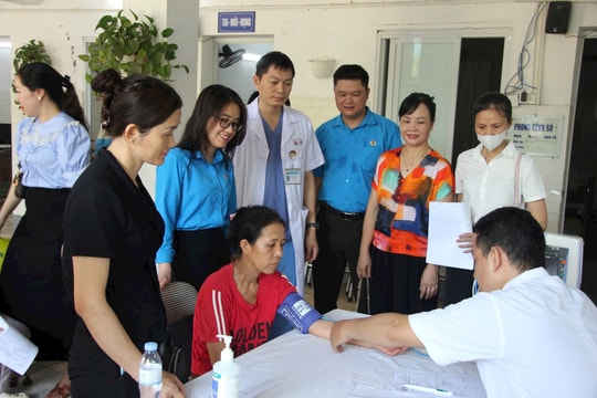 Công đoàn xã Thanh Trì khám sức khỏe miễn phí cho gần 100 công nhân lao động