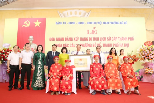 Phường Bồ Đề đón nhận Bằng xếp hạng di tích cấp thành phố đối với chùa Bắc Cầu 3