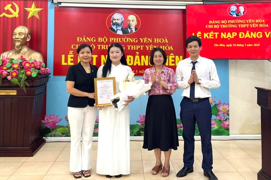 Học sinh Trường THPT Yên Hòa vinh dự đứng trong hàng ngũ của Đảng