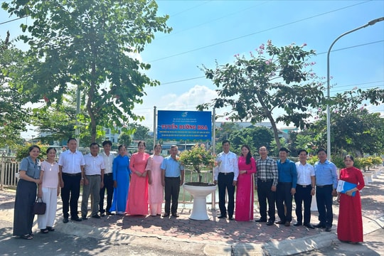 Chương Mỹ: Ra mắt mô hình “Ngôi nhà xanh”, gắn biển tuyến đường hoa tại TDP Đông Sơn