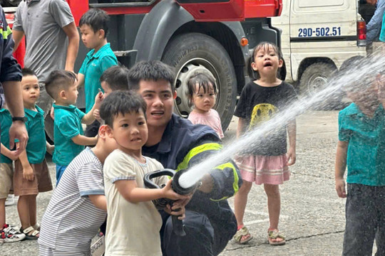 Tuyên truyền, trải nghiệm phòng cháy, chữa cháy cho học sinh trường mầm non