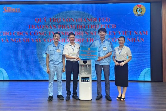 Quỹ Trợ vốn trao quà cho công nhân có hoàn cảnh khó khăn tại xã Gia Lâm