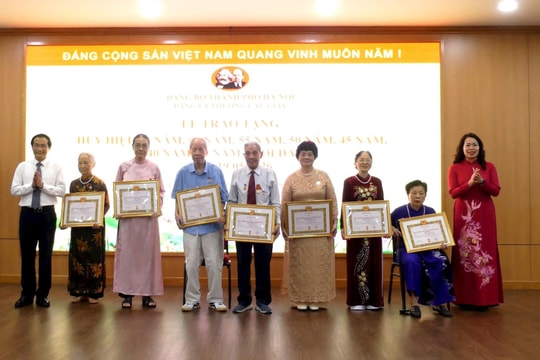 97 đảng viên phường Cầu Giấy nhận Huy hiệu Đảng đợt 19-5