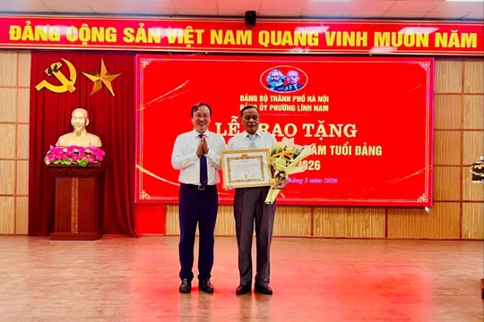 Phường Lĩnh Nam trang trọng trao Huy hiệu Đảng đợt 19-5