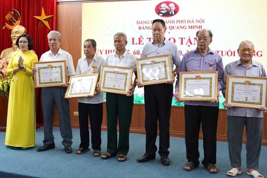 Xã Quang Minh trang trọng trao Huy hiệu Đảng đợt 19-5